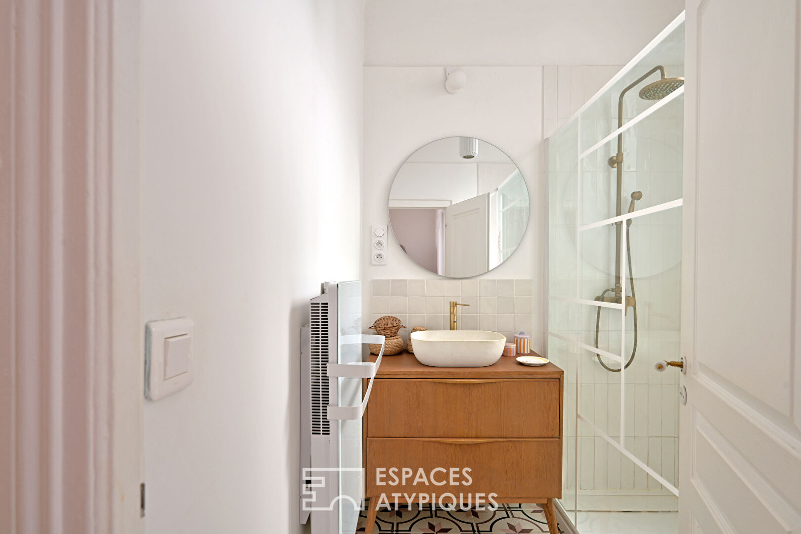 Lumière et sérénité : appartement rénové aux portes de l’Écusson