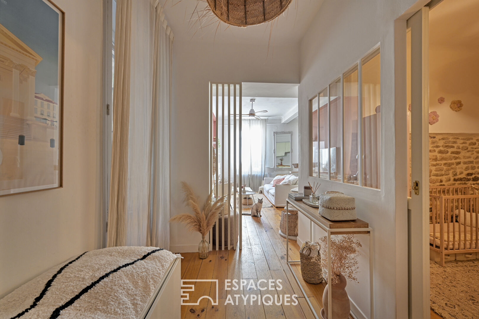 Lumière et sérénité : appartement rénové aux portes de l’Écusson