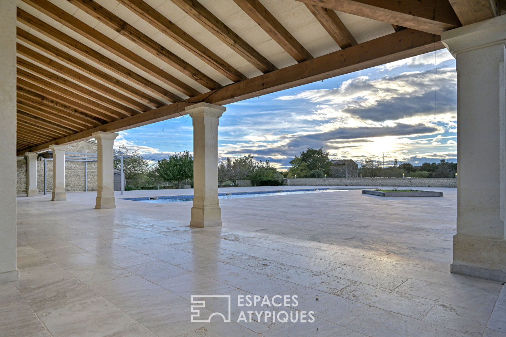 Between stone and light, an estate at the gates of Uzès