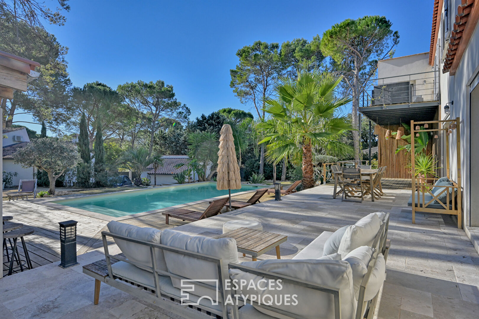 Là où le temps s’arrête, propriété de 2 maisons au coeur de la pinède