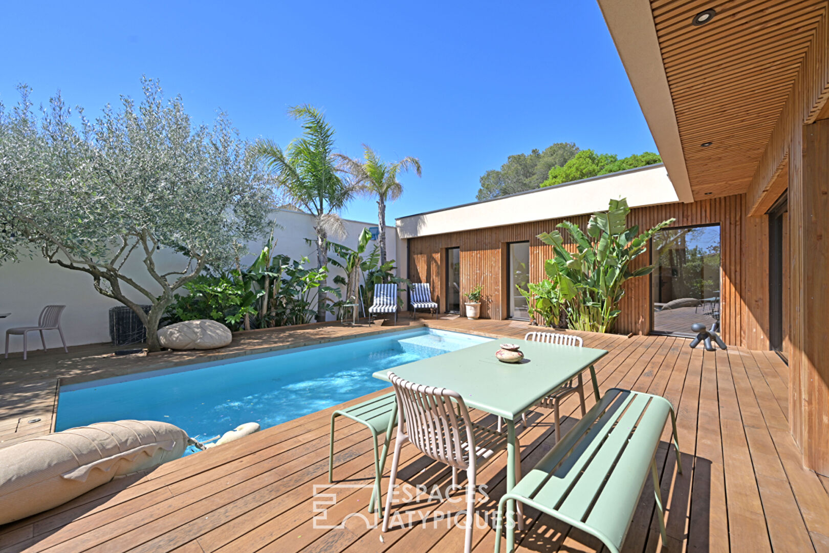 Élégante Maison de Plain-Pied en Bois avec Piscine et Jardin Verdoyant à la Tour Magne