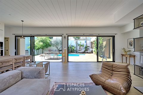 Élégante Maison de Plain-Pied en Bois avec Piscine et Jardin Verdoyant à la Tour Magne