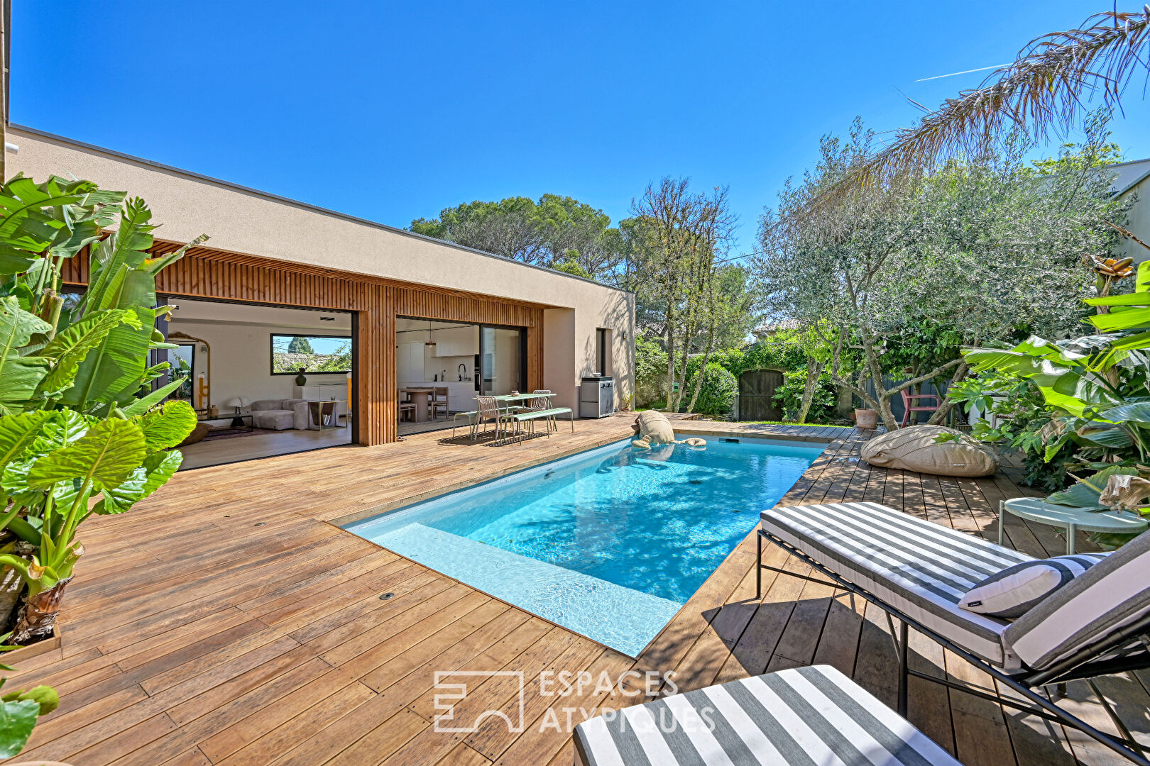 Élégante Maison de Plain-Pied en Bois avec Piscine et Jardin Verdoyant à la Tour Magne