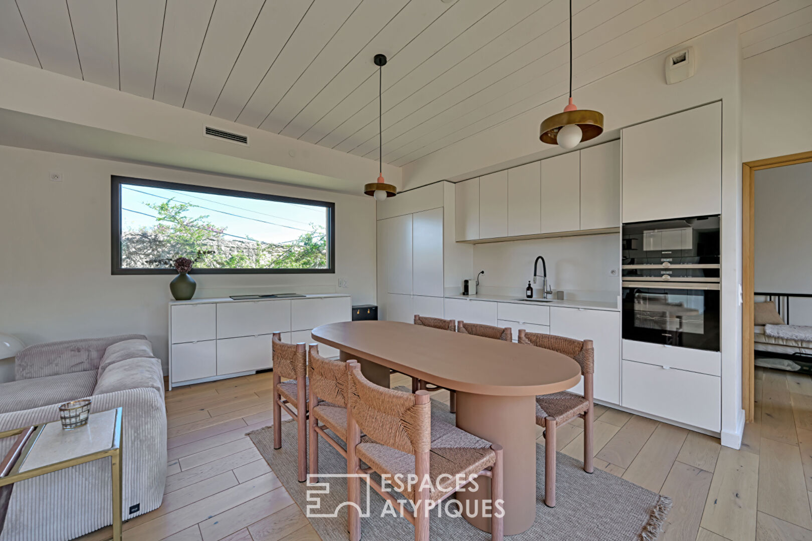Élégante Maison de Plain-Pied en Bois avec Piscine et Jardin Verdoyant à la Tour Magne