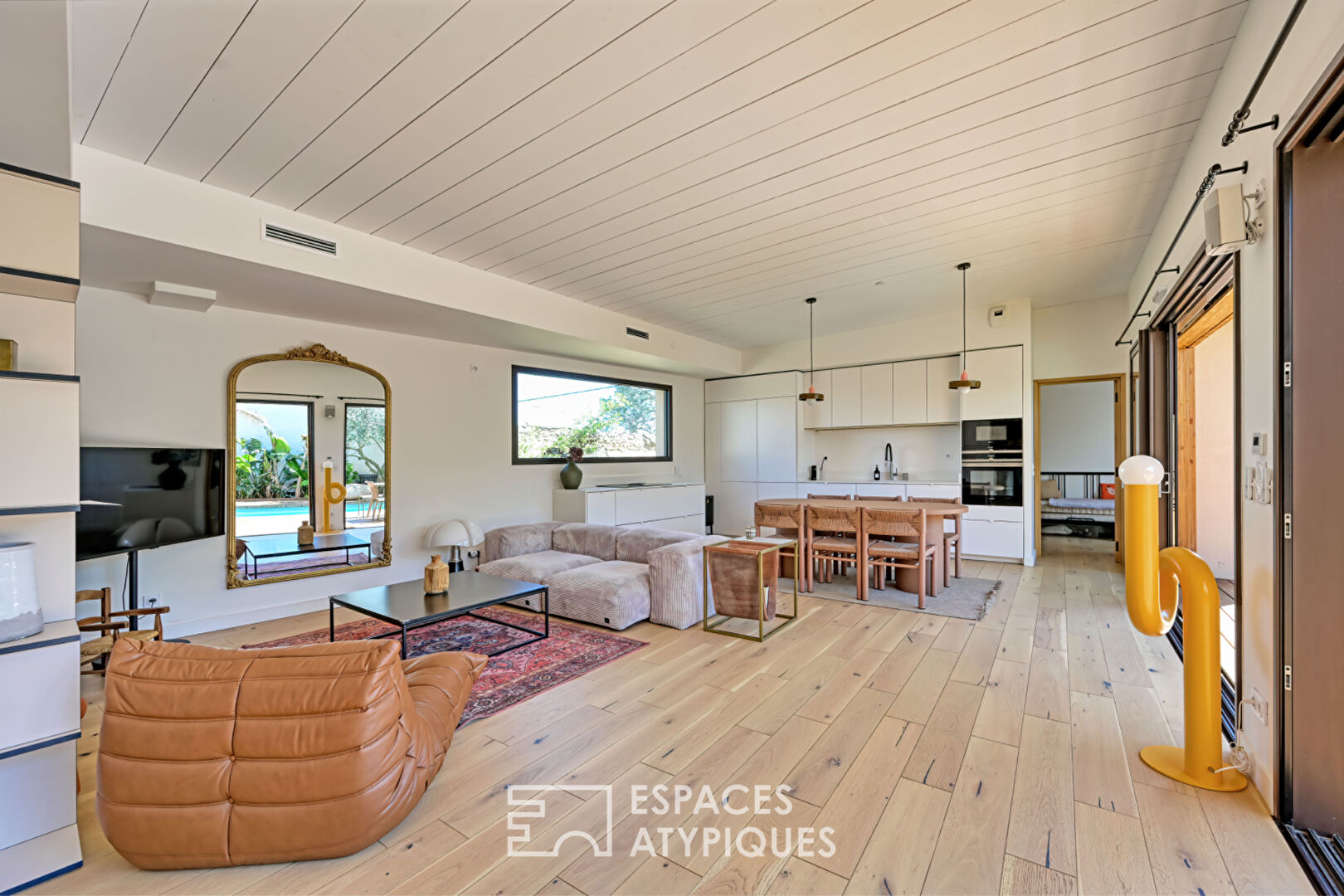 Élégante Maison de Plain-Pied en Bois avec Piscine et Jardin Verdoyant à la Tour Magne