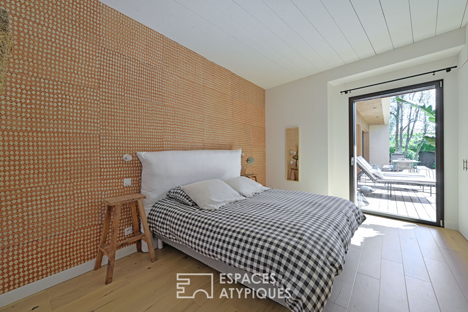 Élégante Maison de Plain-Pied en Bois avec Piscine et Jardin Verdoyant à la Tour Magne