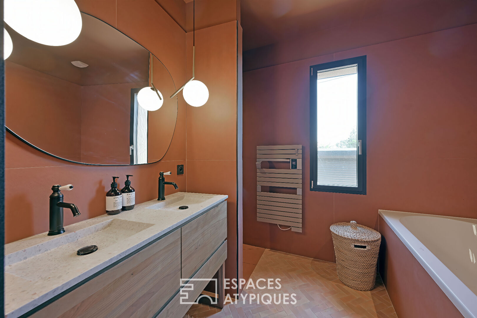 Élégante Maison de Plain-Pied en Bois avec Piscine et Jardin Verdoyant à la Tour Magne