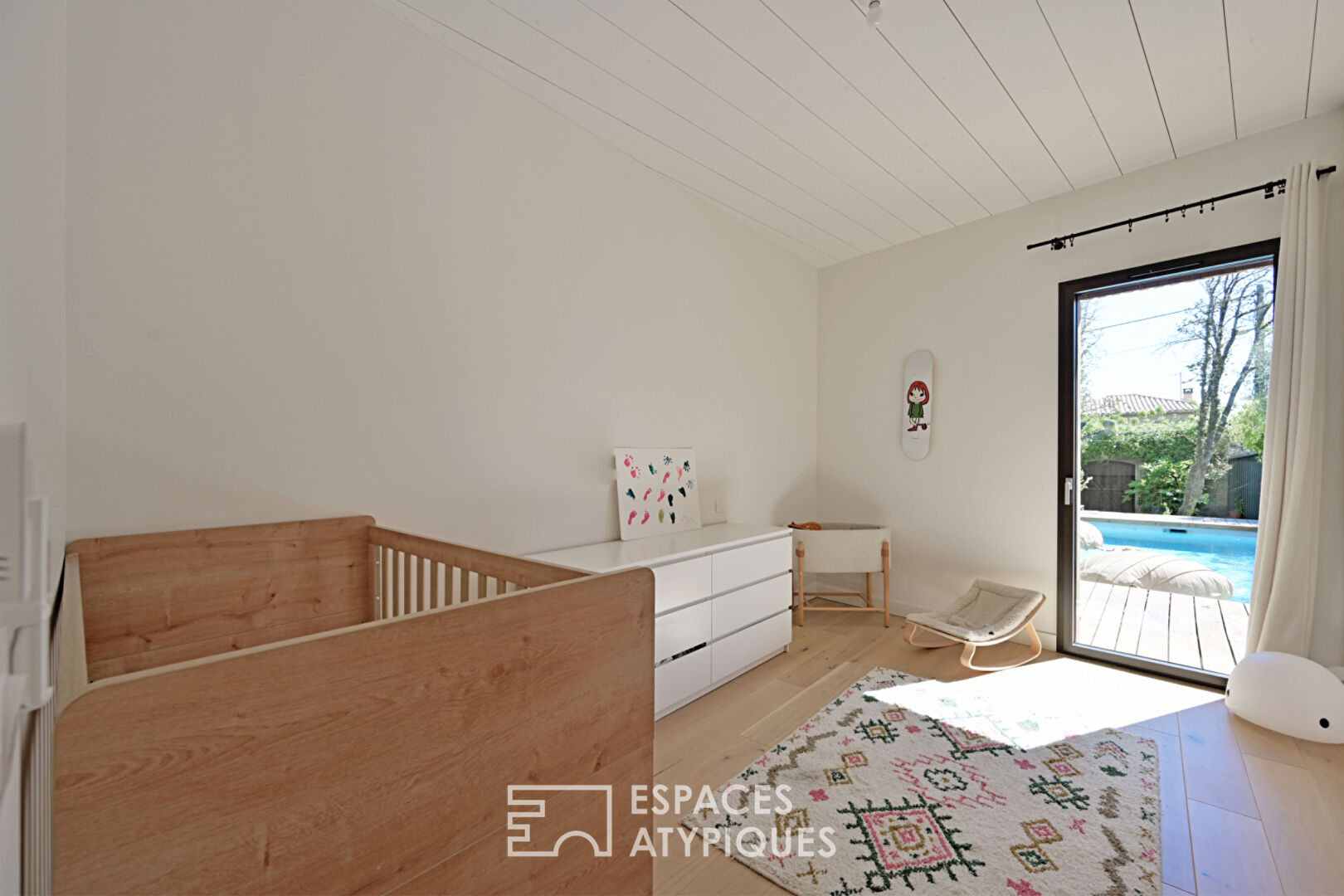 Élégante Maison de Plain-Pied en Bois avec Piscine et Jardin Verdoyant à la Tour Magne