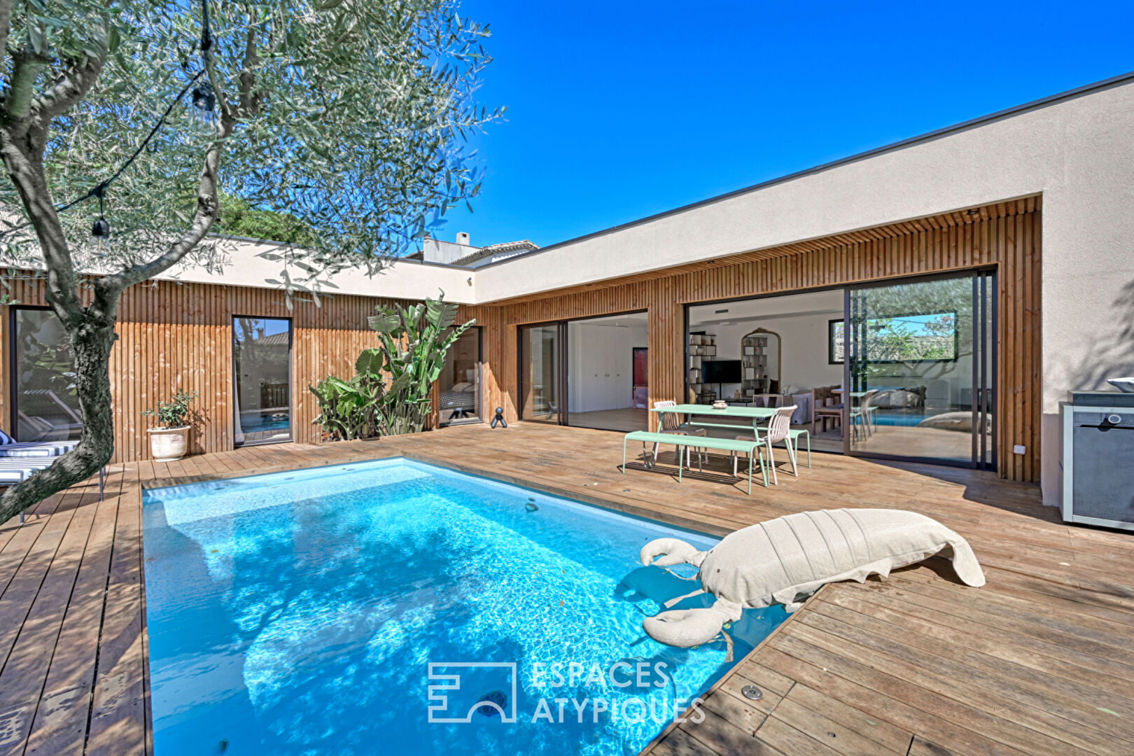 Élégante Maison de Plain-Pied en Bois avec Piscine et Jardin Verdoyant à la Tour Magne