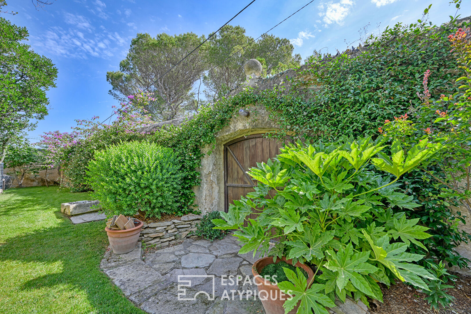 Élégante Maison de Plain-Pied en Bois avec Piscine et Jardin Verdoyant à la Tour Magne