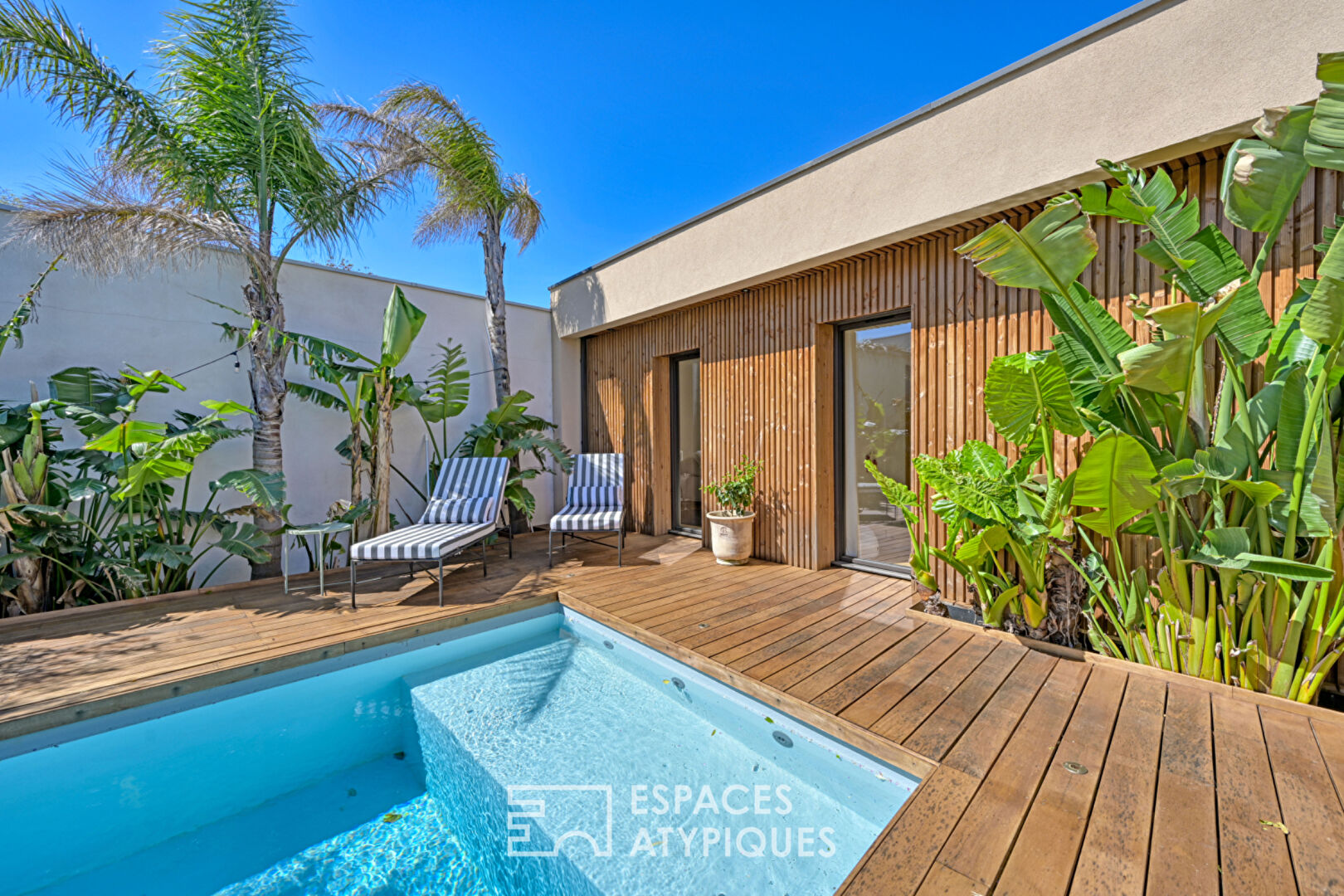 Élégante Maison de Plain-Pied en Bois avec Piscine et Jardin Verdoyant à la Tour Magne