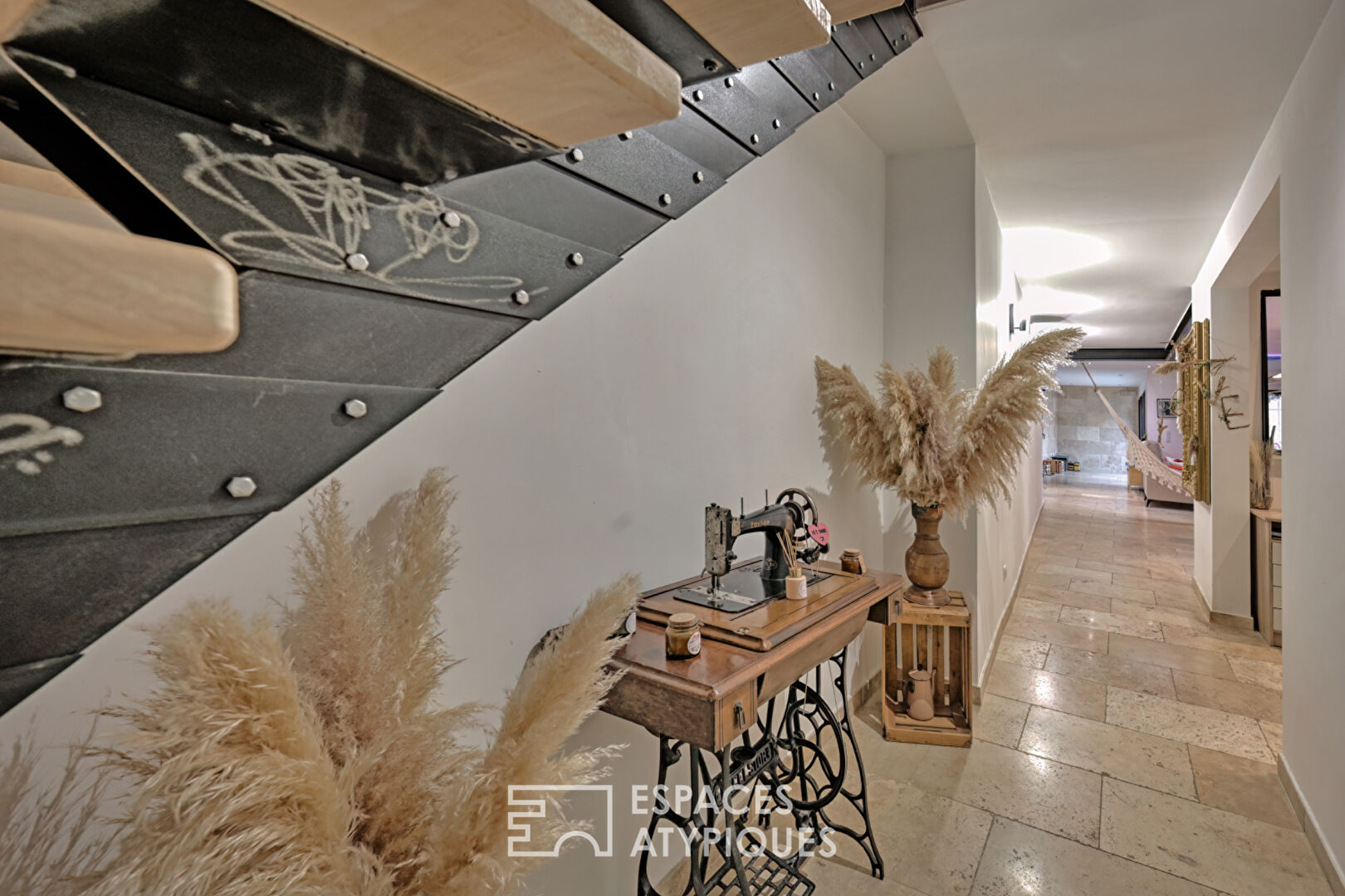 Entre rooftop et patio, rénovation soignée proche des remparts