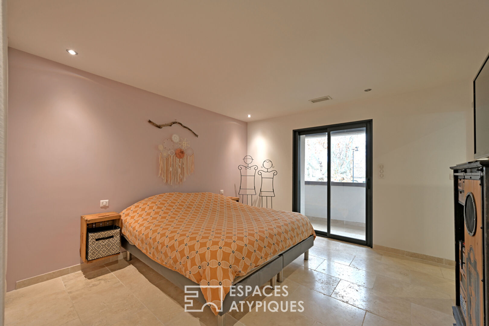 Entre rooftop et patio, rénovation soignée proche des remparts