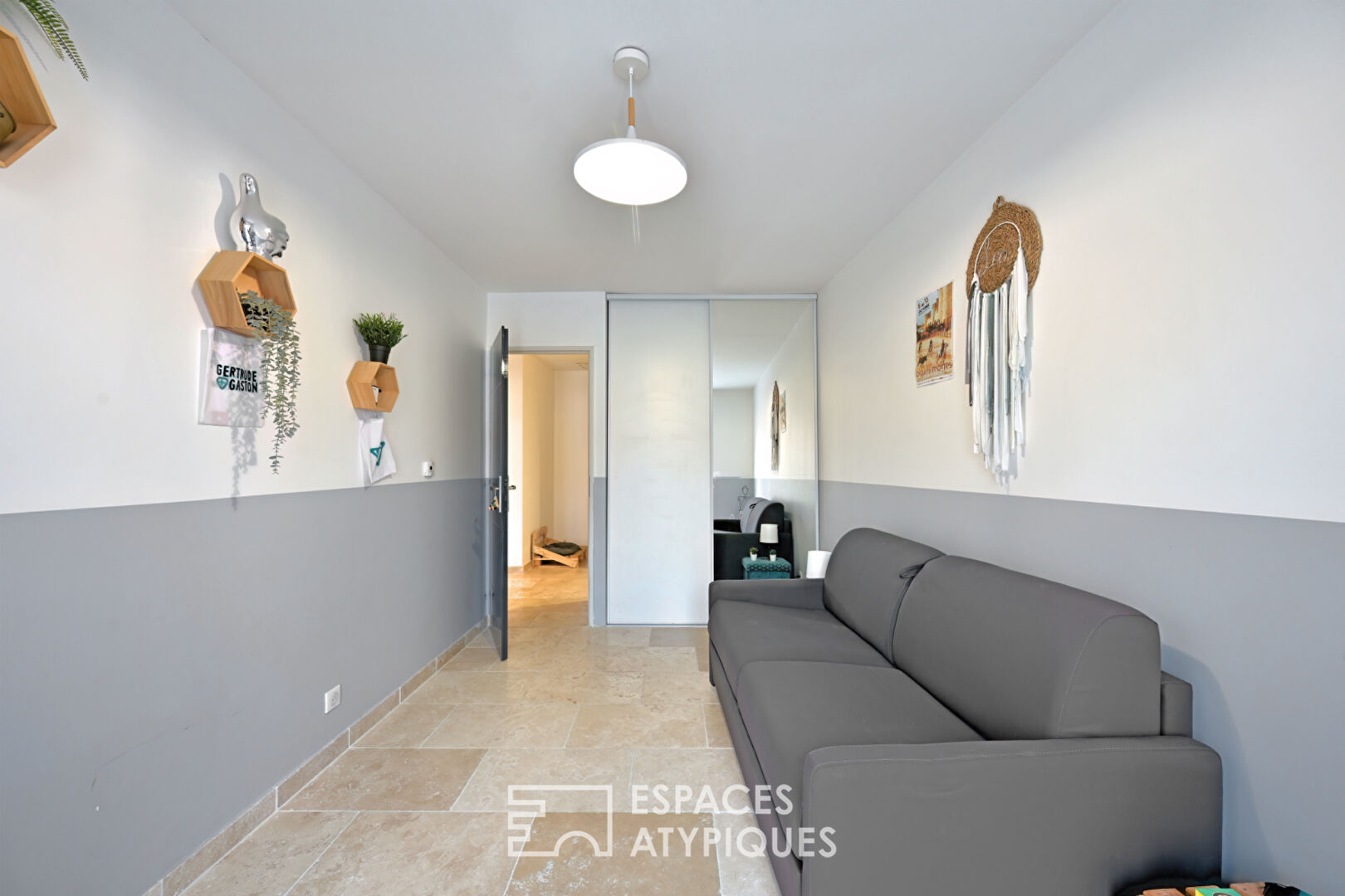 Entre rooftop et patio, rénovation soignée proche des remparts