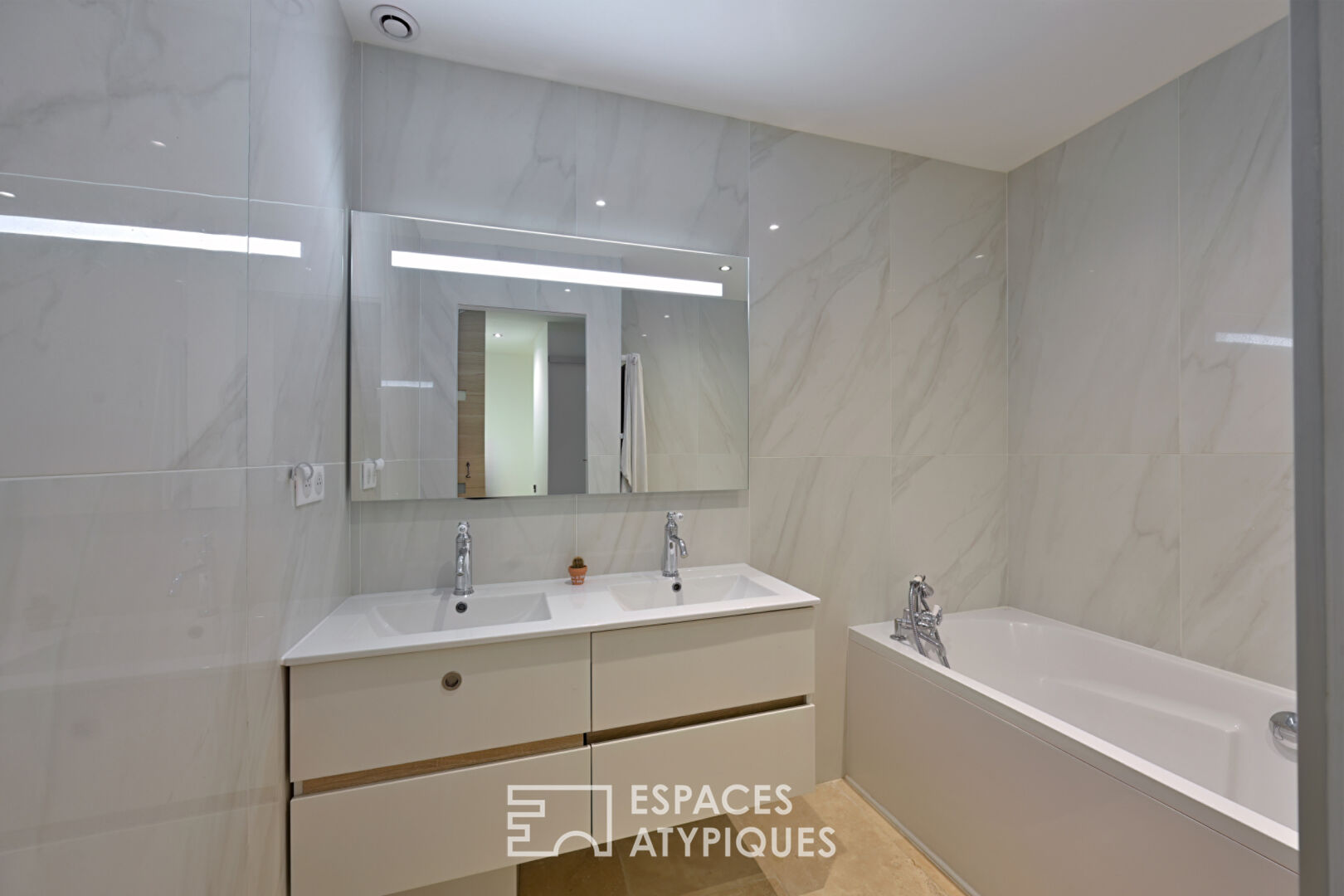 Entre rooftop et patio, rénovation soignée proche des remparts