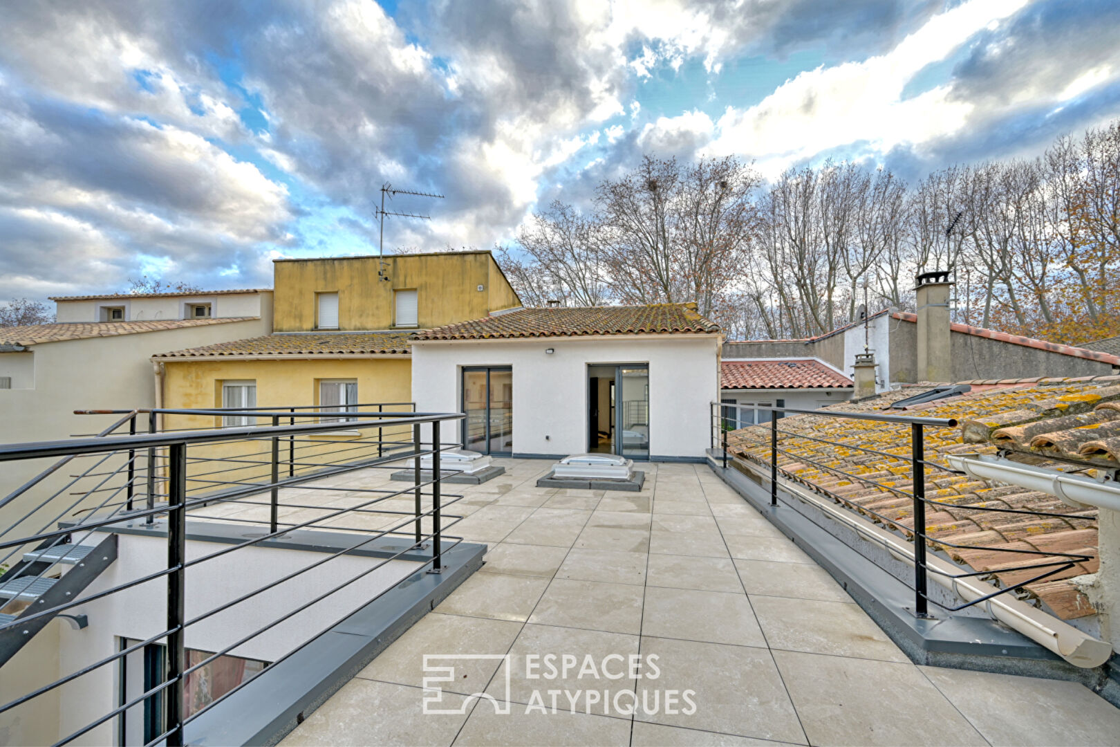 Entre rooftop et patio, rénovation soignée proche des remparts