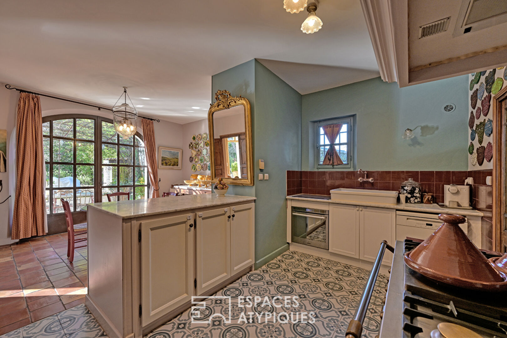 Bastide de charme avec piscine et dépendance