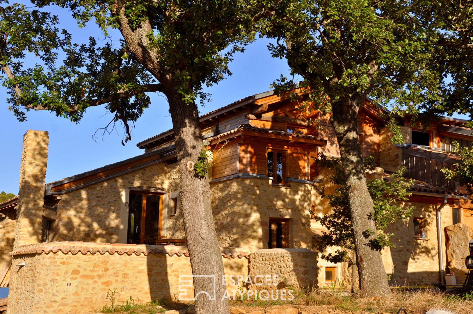 Domaine Bucolique de 8 ha – Mas et gîtes avec bassin naturel