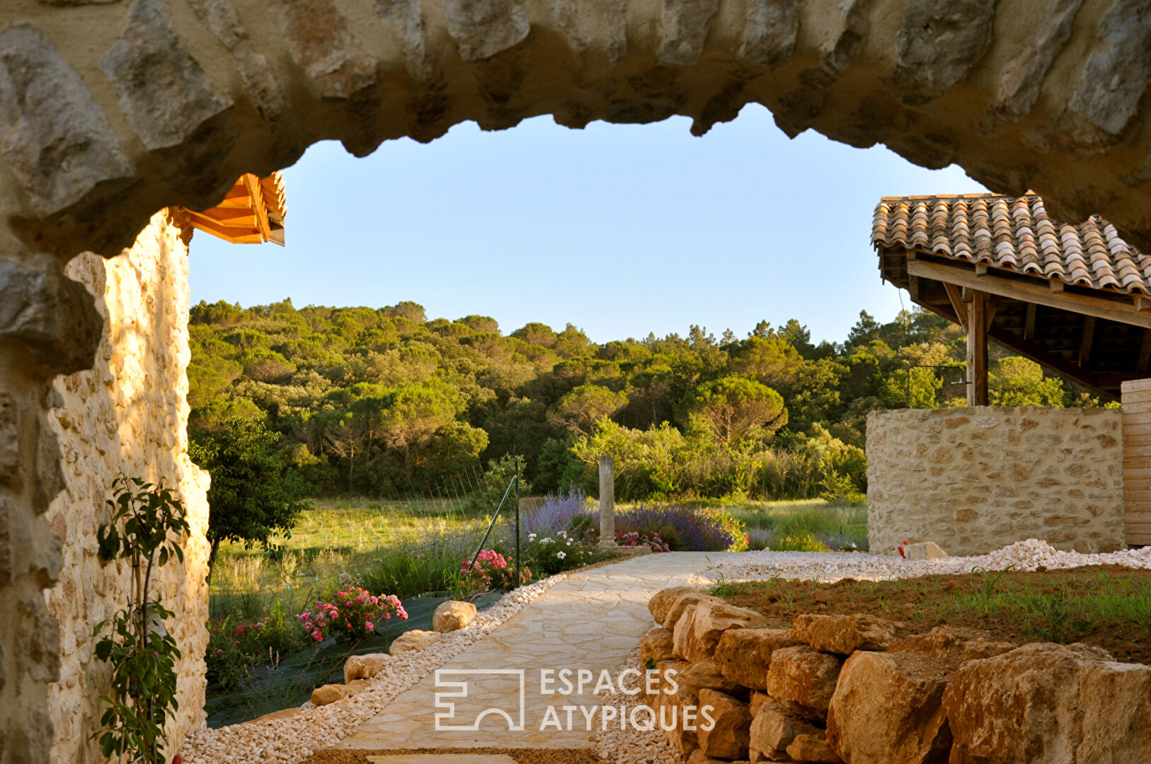 Domaine Bucolique de 8 ha – Mas et gîtes avec bassin naturel