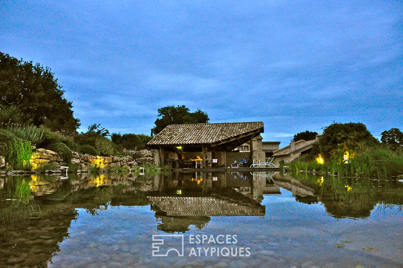 Domaine Bucolique de 8 ha – Mas et gîtes avec bassin naturel