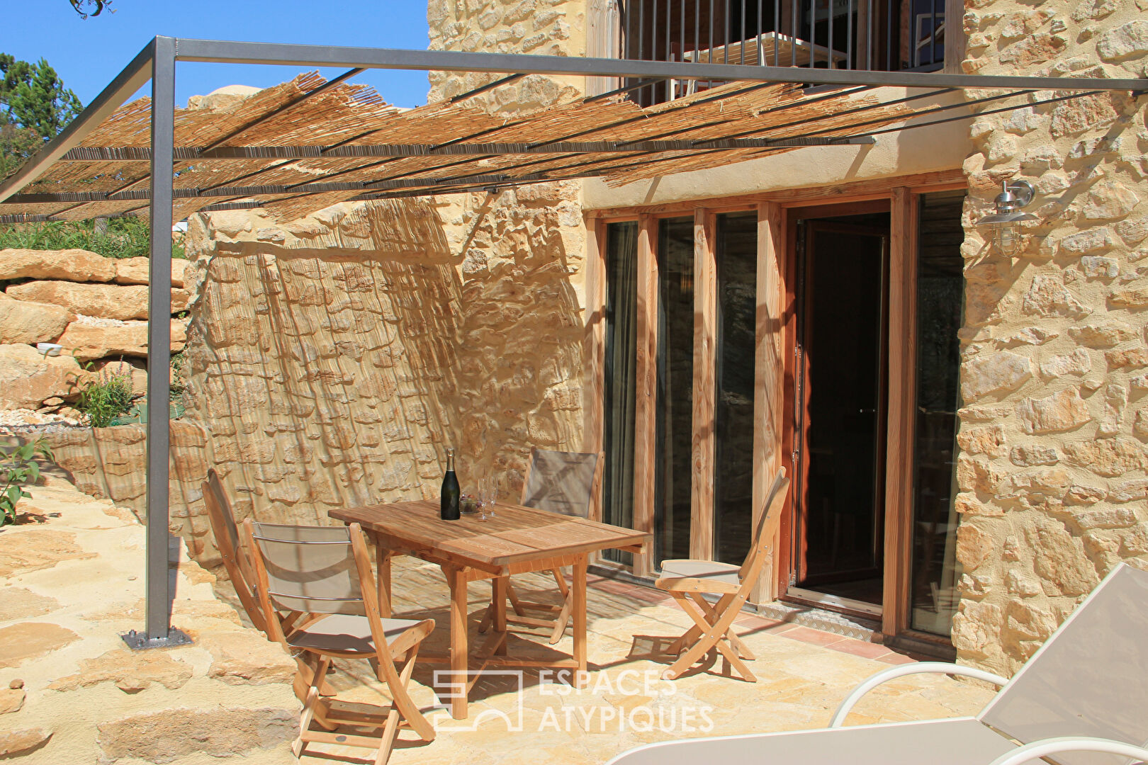 Domaine Bucolique de 8 ha – Mas et gîtes avec bassin naturel