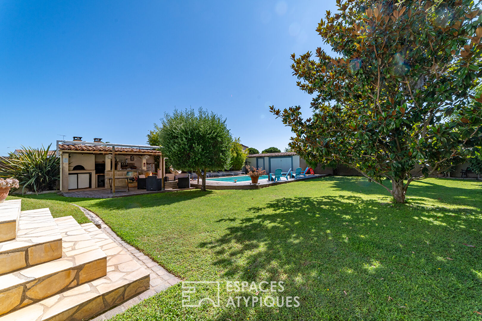 Belle villa provençale avec piscine et jardin paysager