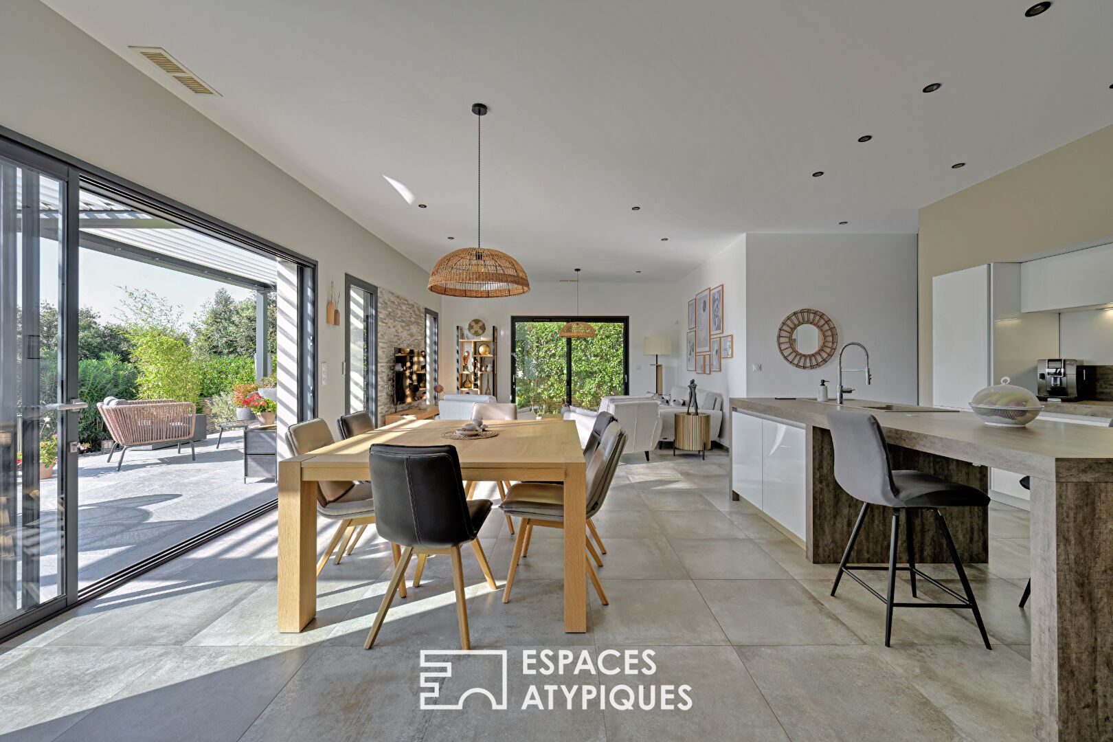 Maison contemporaine avec piscine et jardin paysagé, proche Uzès