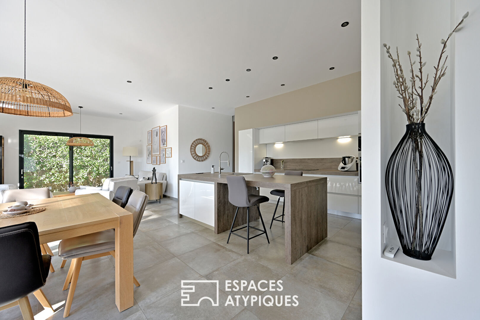 Maison contemporaine avec piscine et jardin paysagé, proche Uzès