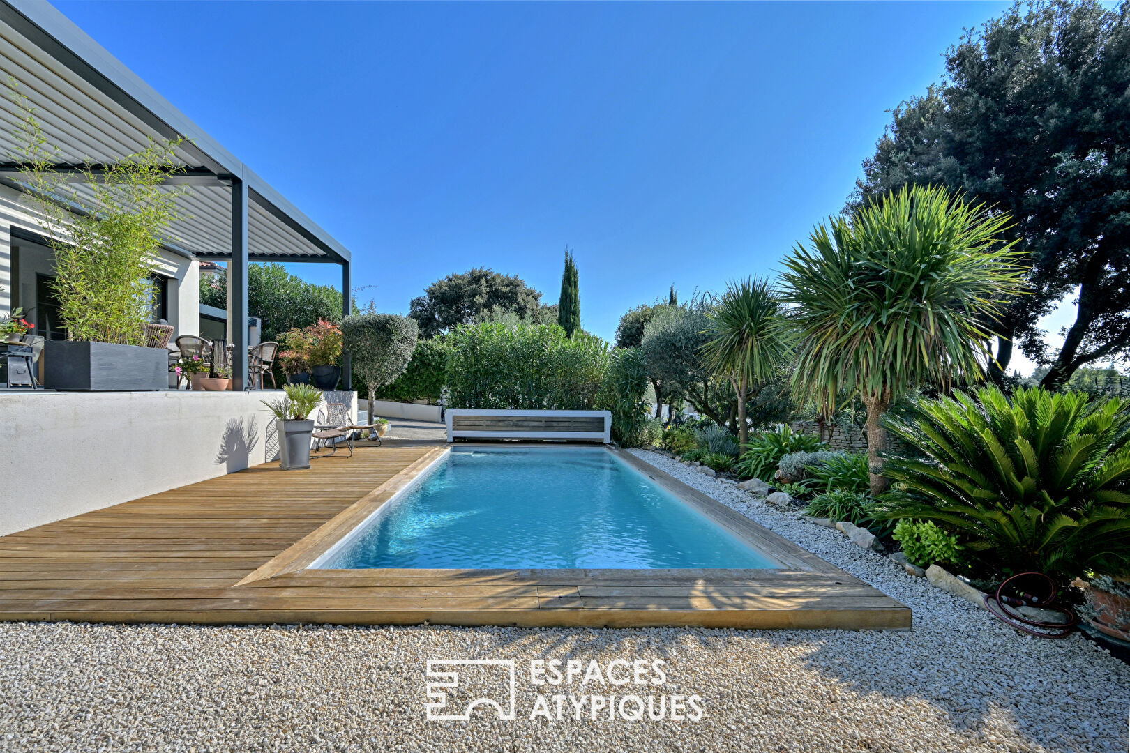 Maison contemporaine avec piscine et jardin paysagé, proche Uzès