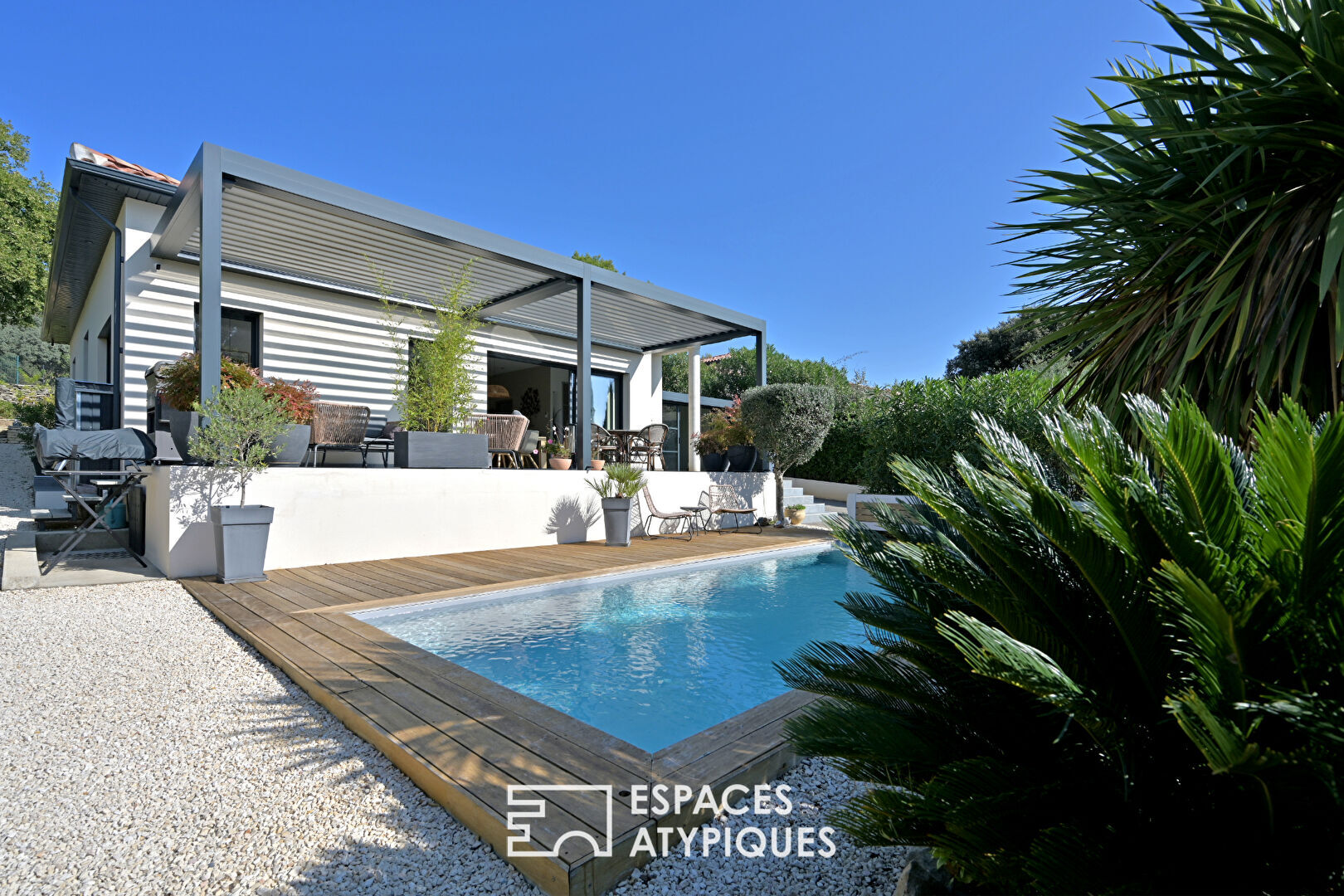 Maison contemporaine avec piscine et jardin paysagé, proche Uzès