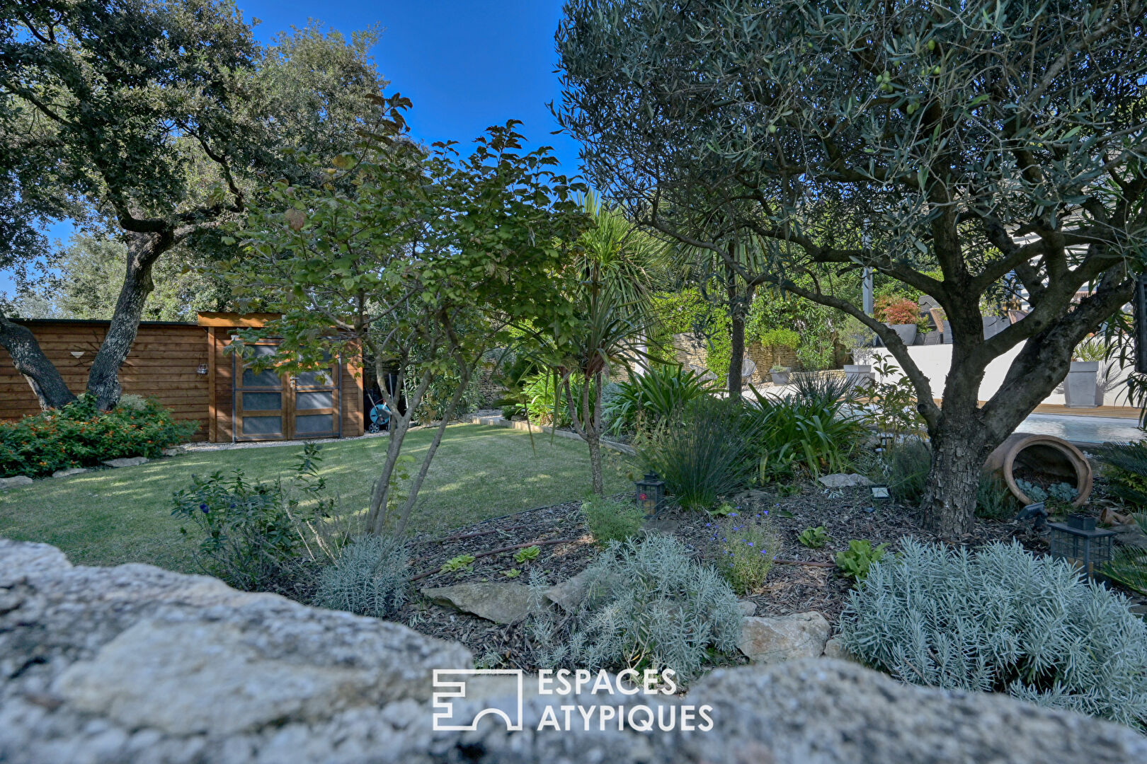 Maison contemporaine avec piscine et jardin paysagé, proche Uzès