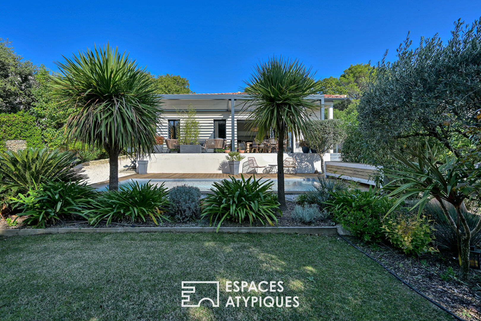 Maison contemporaine avec piscine et jardin paysagé, proche Uzès
