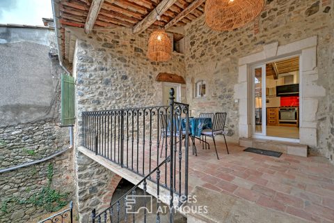 Maison de village singulière avec cour, terrasses et garage