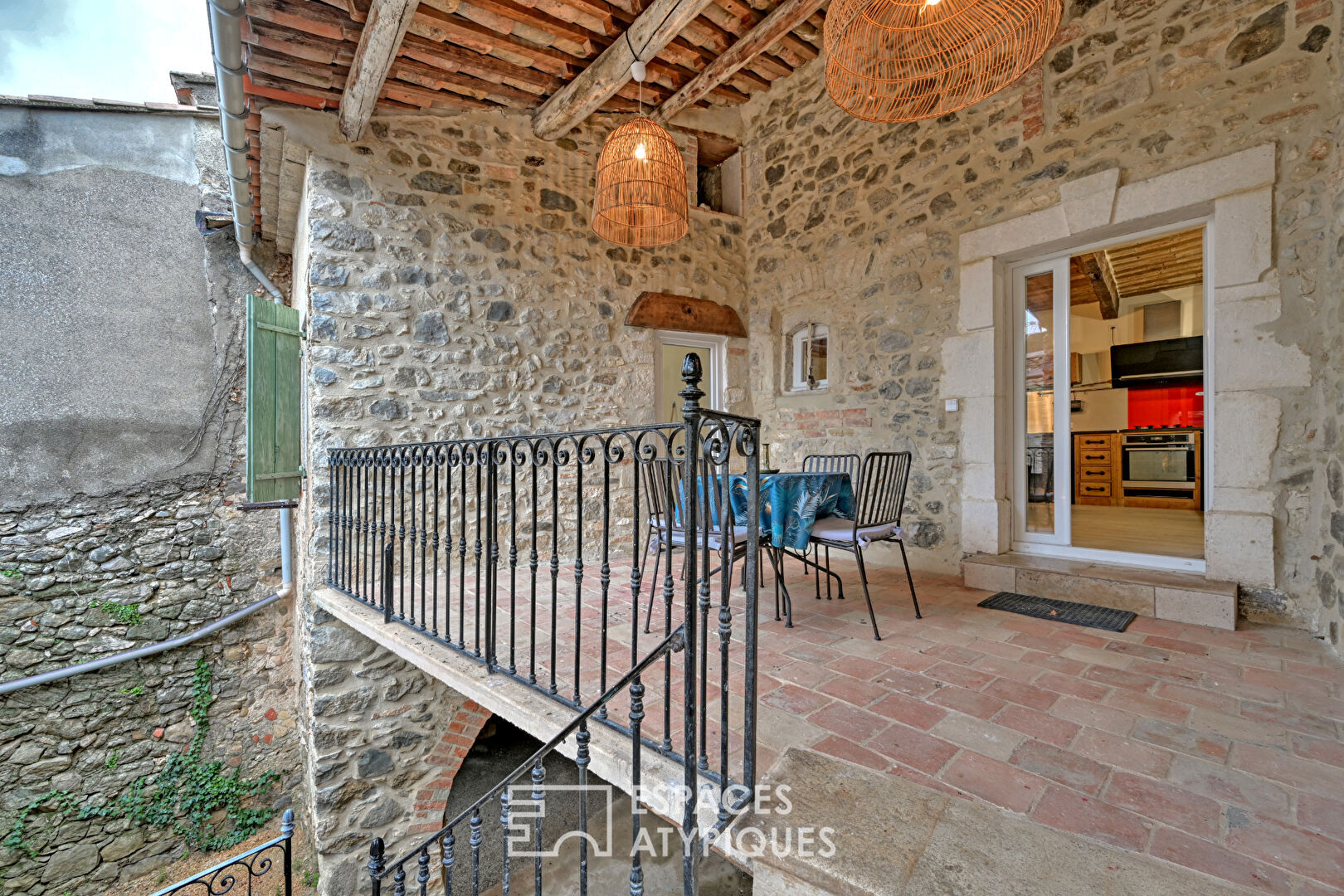 Maison de village singulière avec cour, terrasses et garage