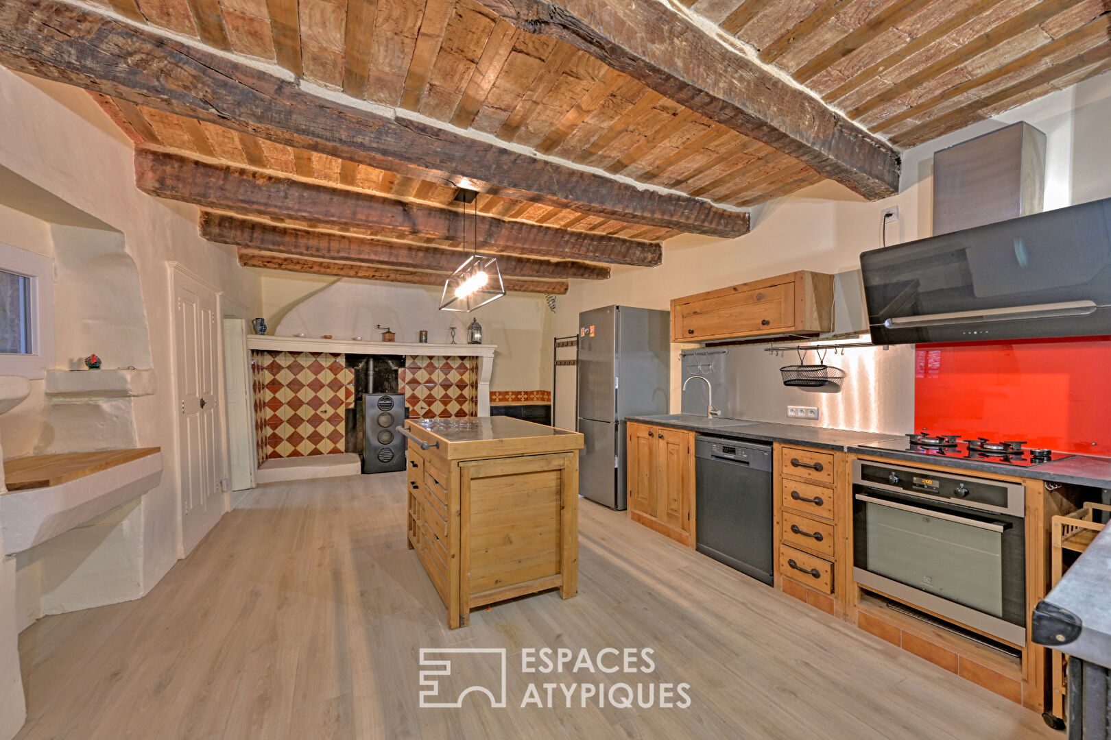 Maison de village singulière avec cour, terrasses et garage