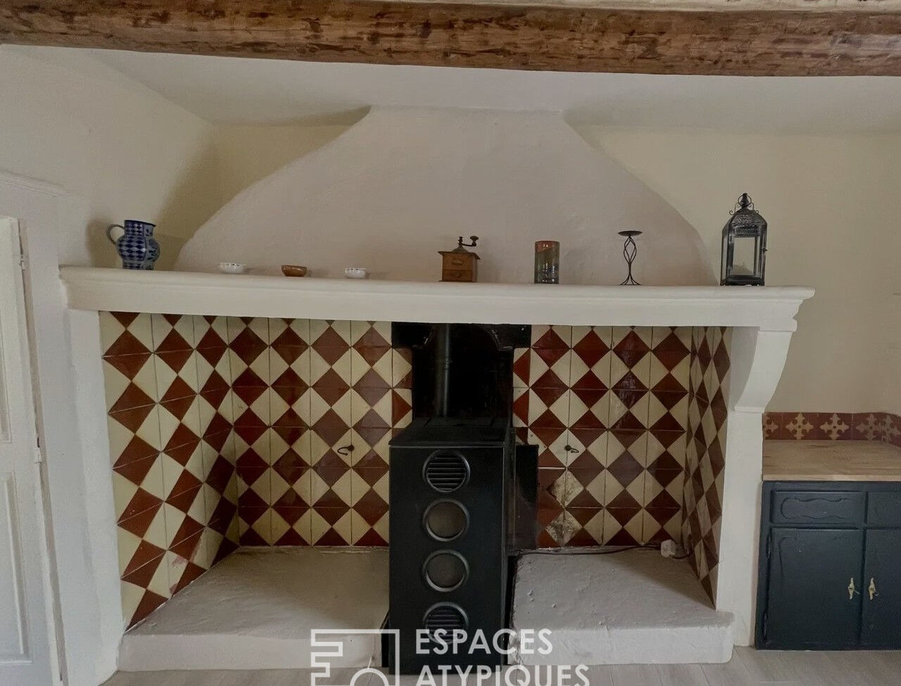 Maison de village singulière avec cour, terrasses et garage