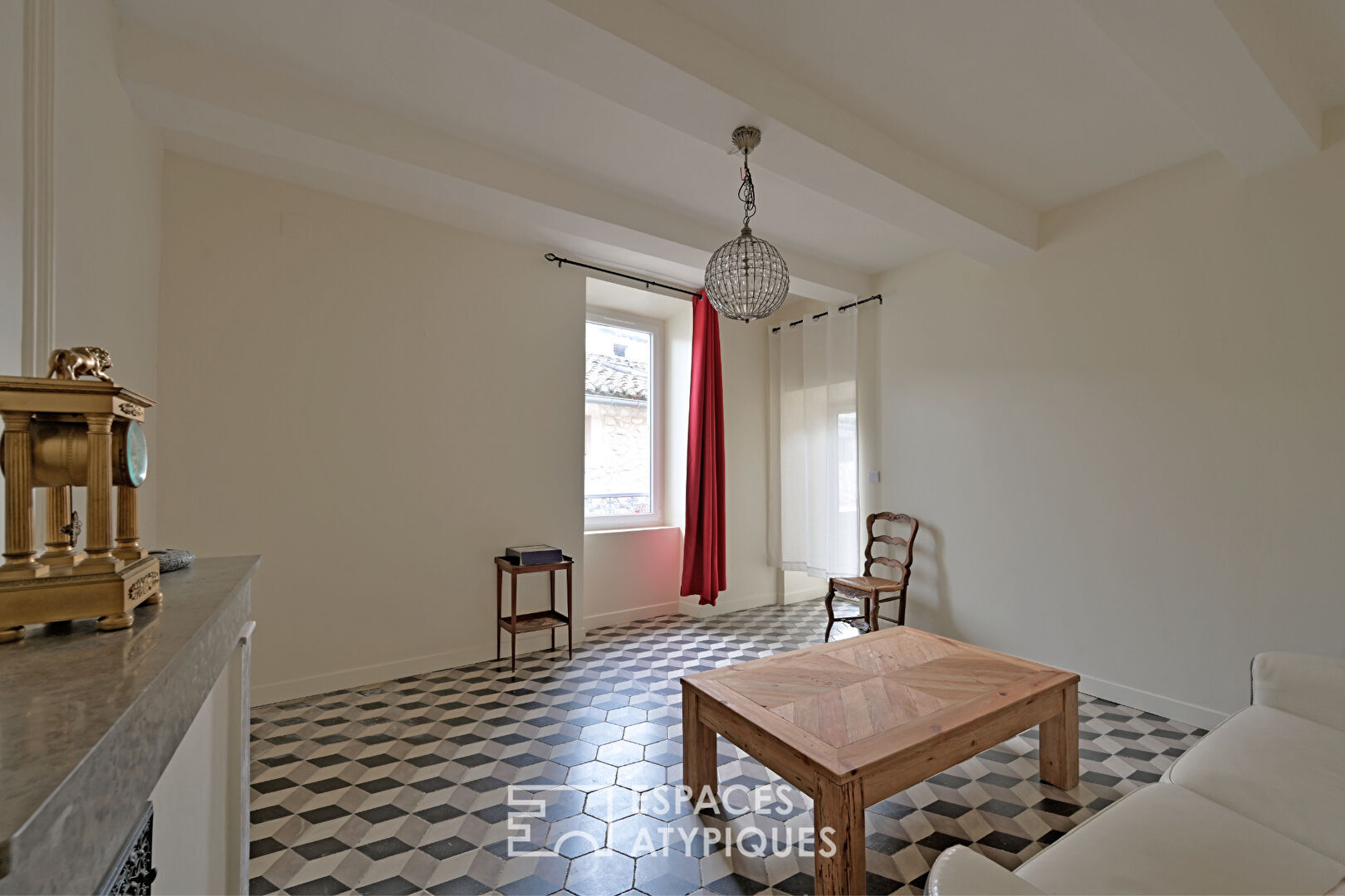 Maison de village singulière avec cour, terrasses et garage