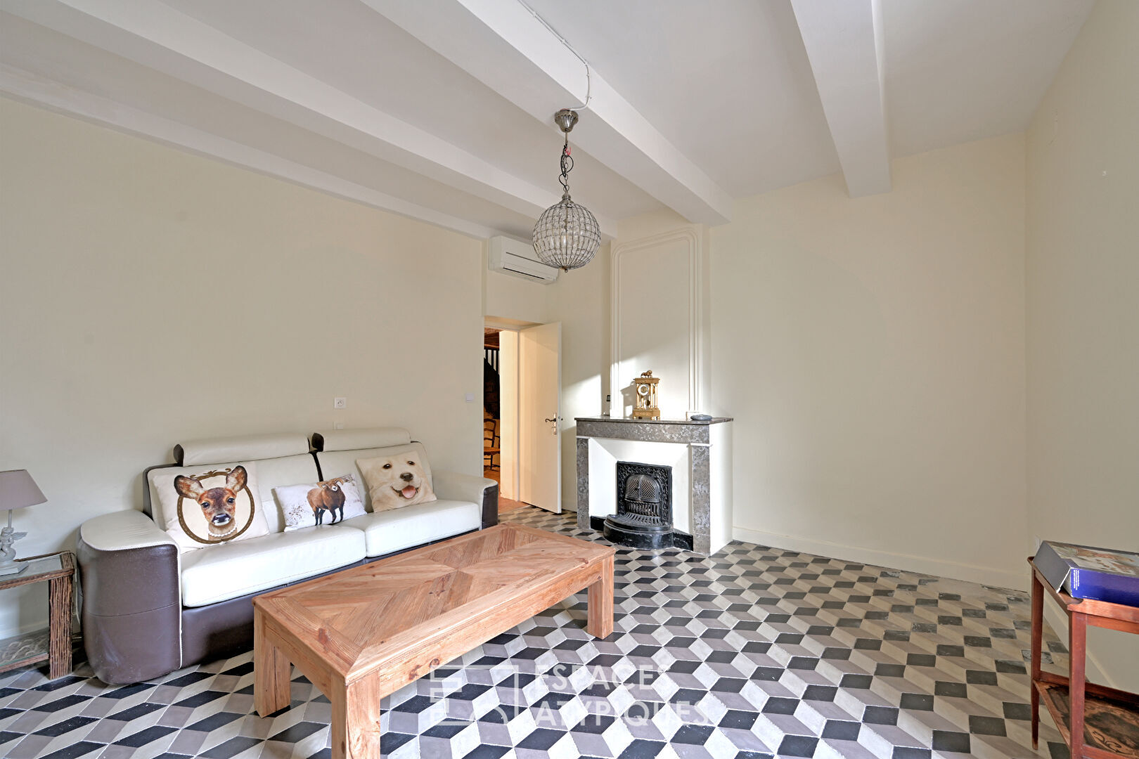 Maison de village singulière avec cour, terrasses et garage