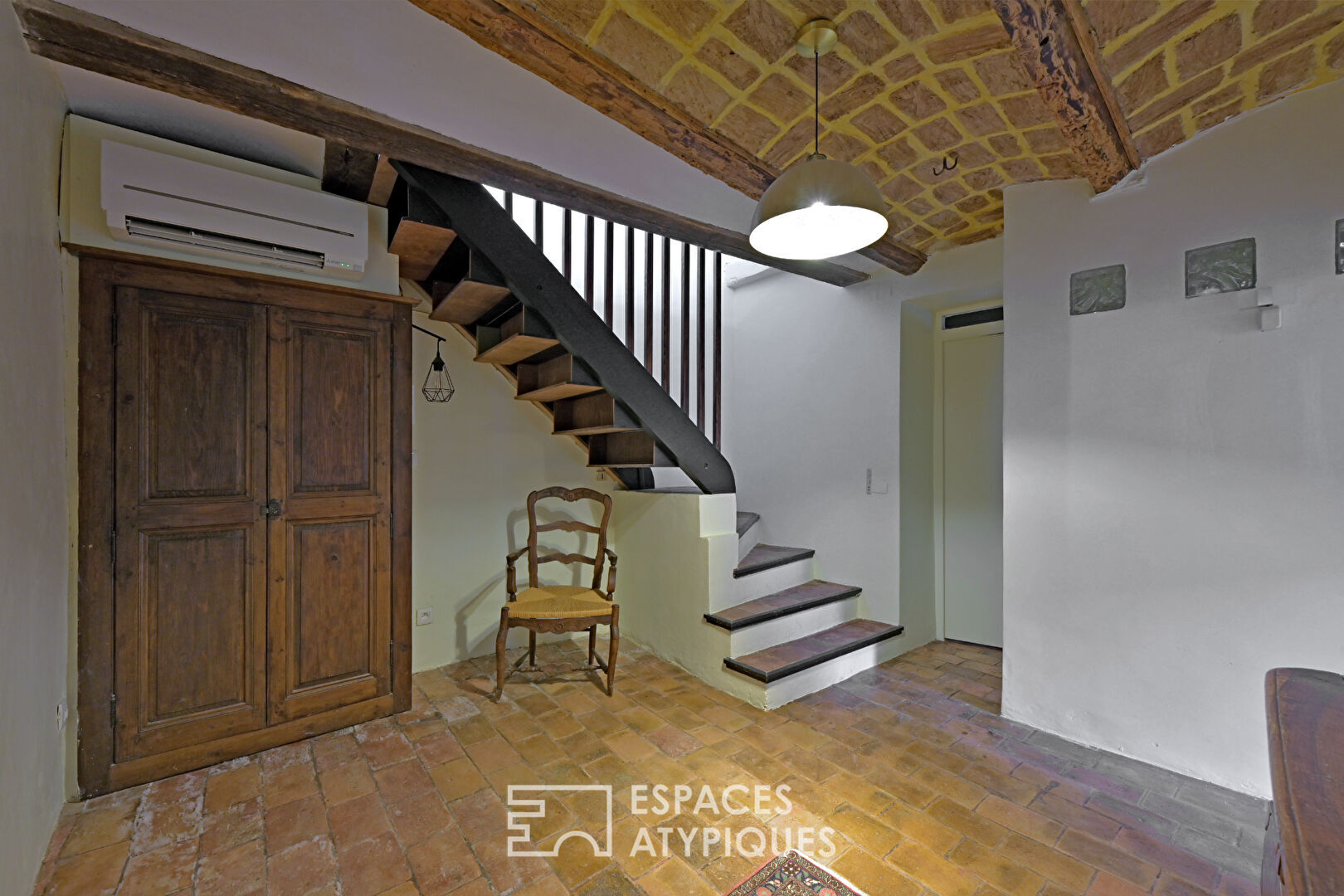 Maison de village singulière avec cour, terrasses et garage