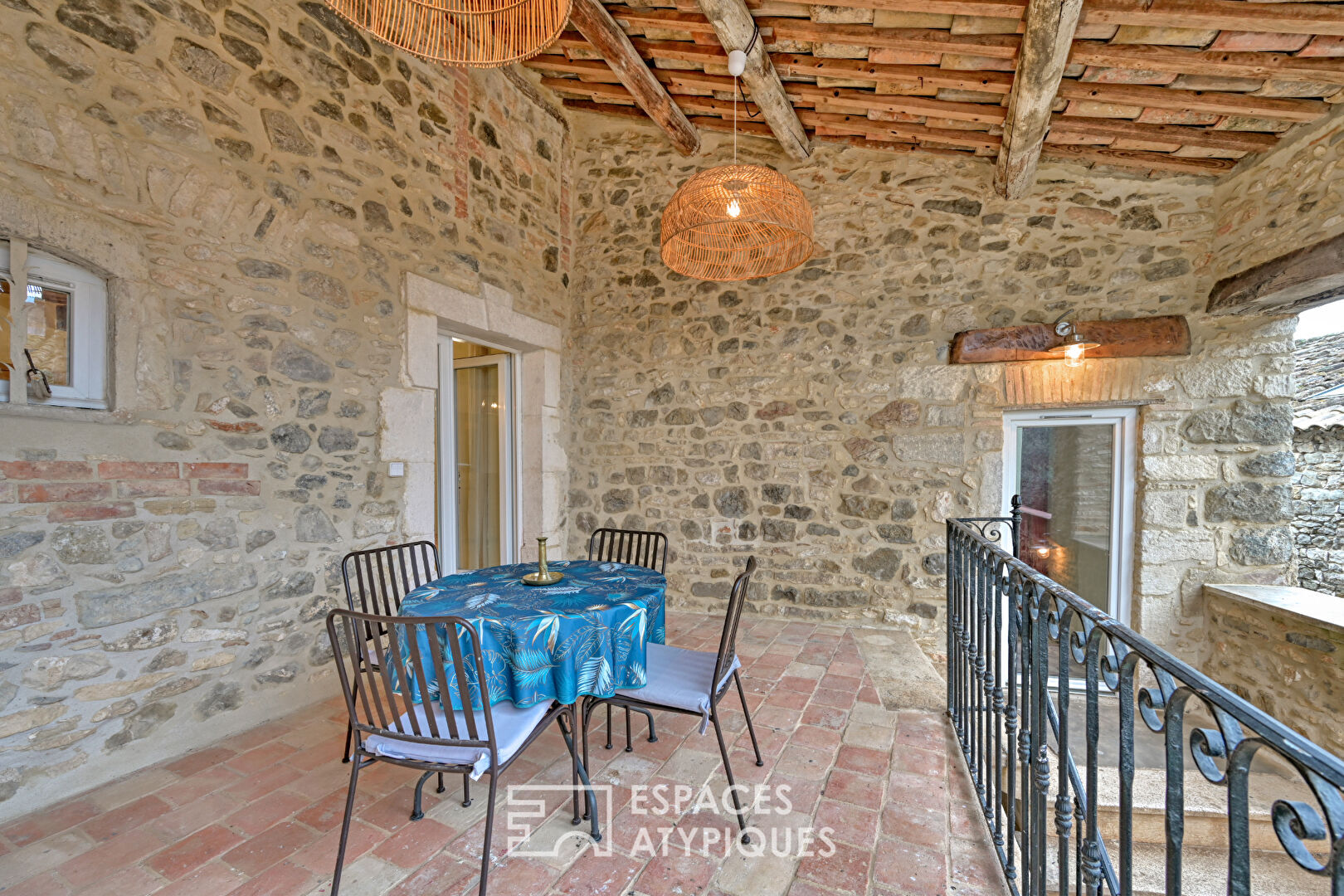 Maison de village singulière avec cour, terrasses et garage