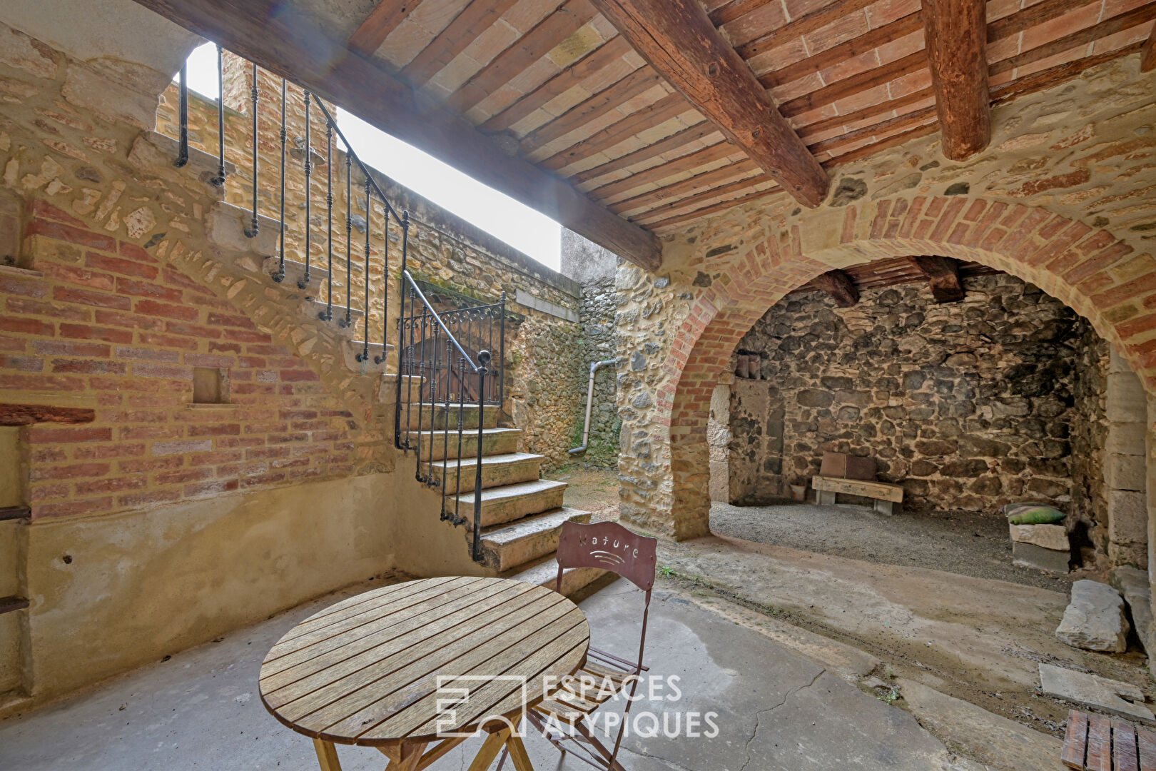 Maison de village singulière avec cour, terrasses et garage