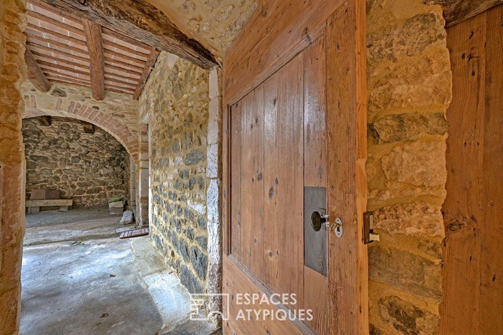 Maison de village singulière avec cour, terrasses et garage