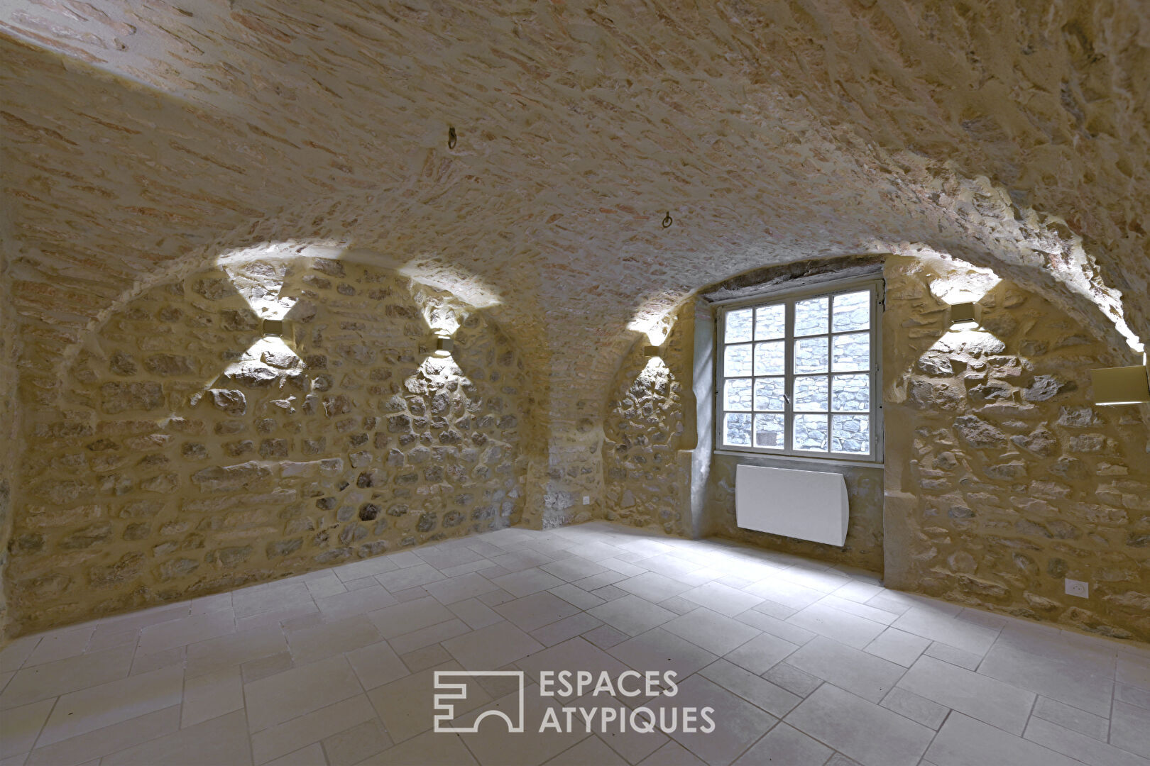 Maison de village singulière avec cour, terrasses et garage