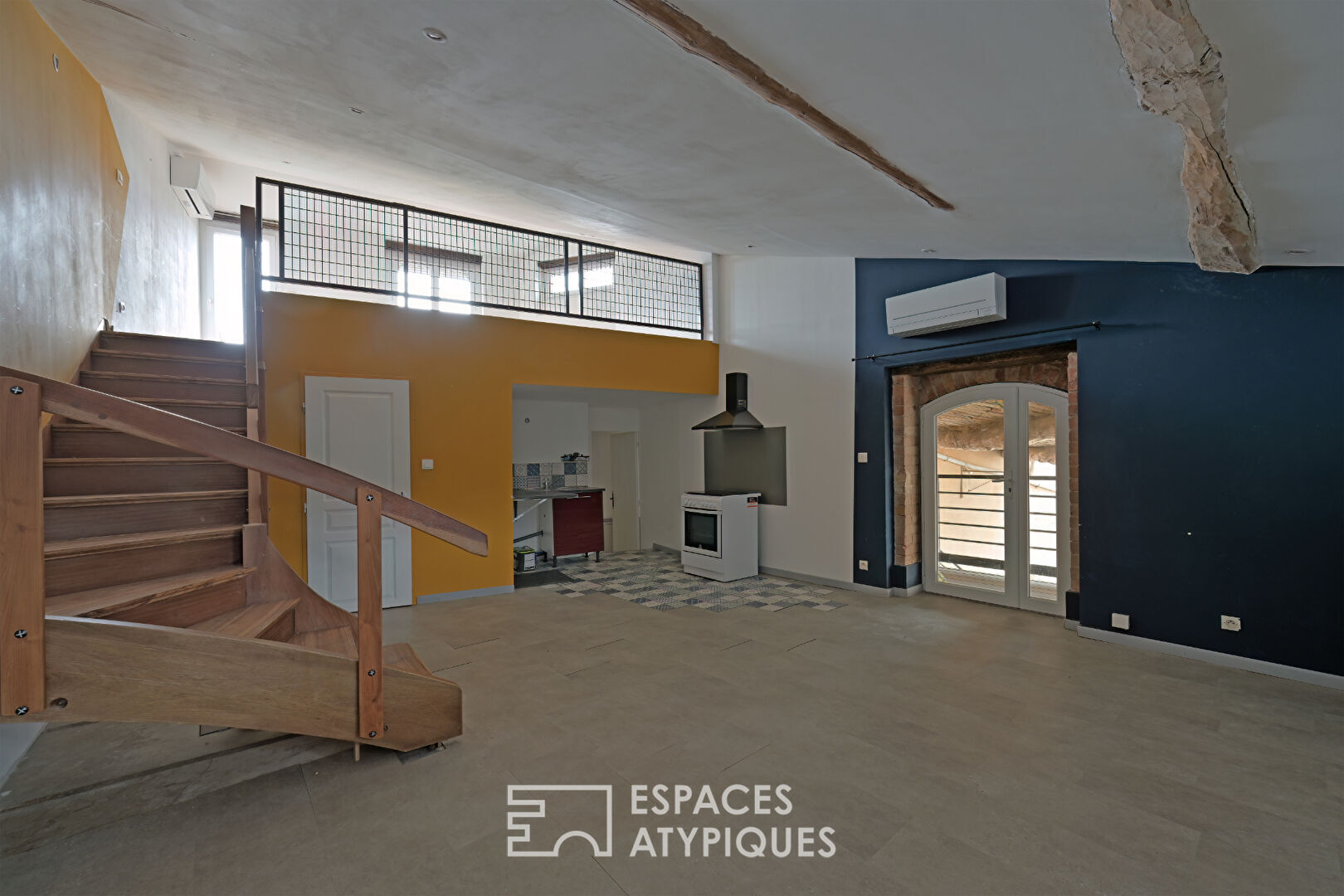 Maison de village singulière avec cour, terrasses et garage