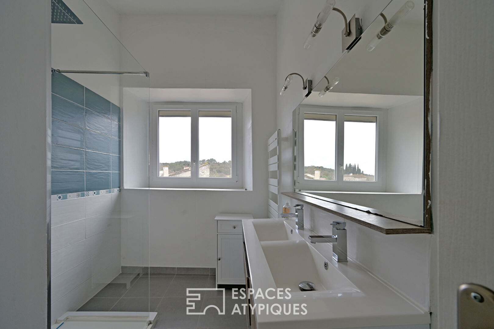 Maison de village singulière avec cour, terrasses et garage