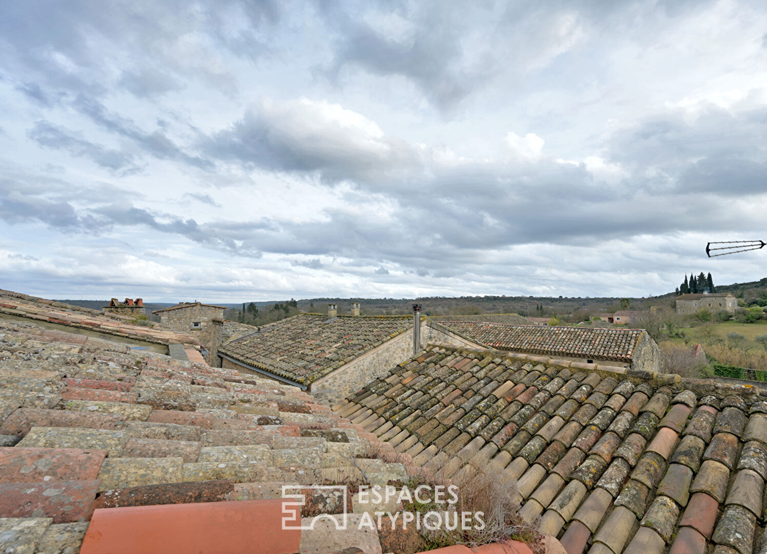 Maison de village singulière avec cour, terrasses et garage