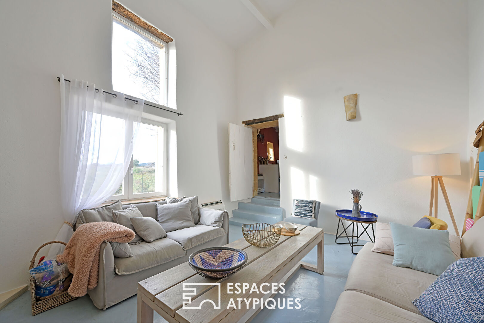 Maison de village au charme poétique, cour et bassin