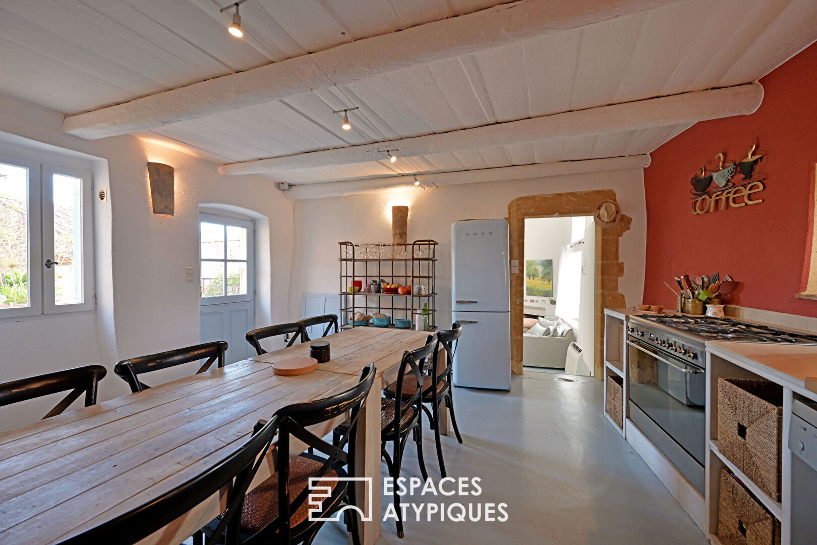 Maison de village au charme poétique, cour et bassin