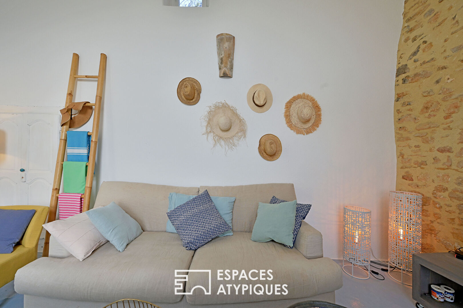 Maison de village au charme poétique, cour et bassin