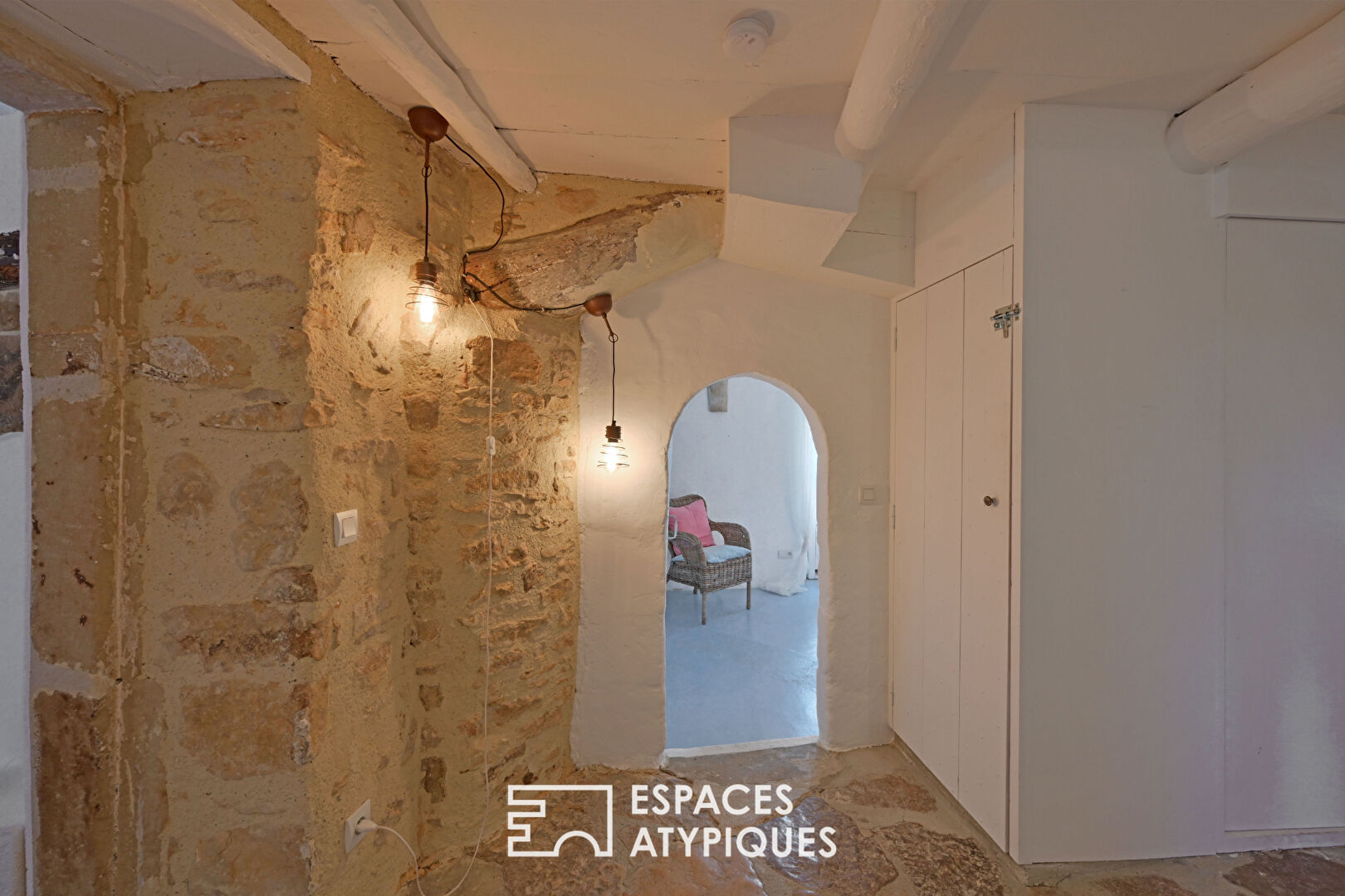 Maison de village au charme poétique, cour et bassin